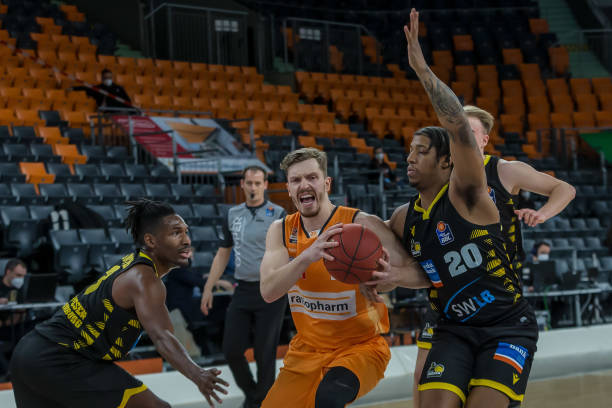 不勒斯对突 不勒斯对突